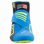 Sapatos Alpinestars Tech-1 KZ V2, Sapatos de Karting, Preto, Azul Enamel e Amarelo Fluo, vista frontal mostrando a parte superior tricotada sem costuras, tira azul vibrante com detalhes amarelos e colarinho de tornozelo preto.