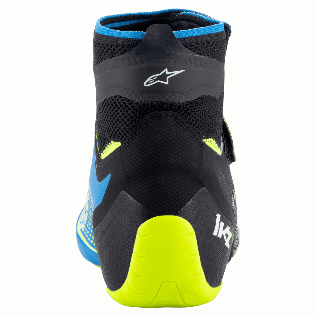 Sapatos Alpinestars Tech-1 KZ V2, sapatos de karting, preto, azul esmalte e amarelo néon, vista traseira mostrando a construção superior em malha tricotada, o logótipo Alpinestars e o suporte de calcanhar em amarelo néon vibrante