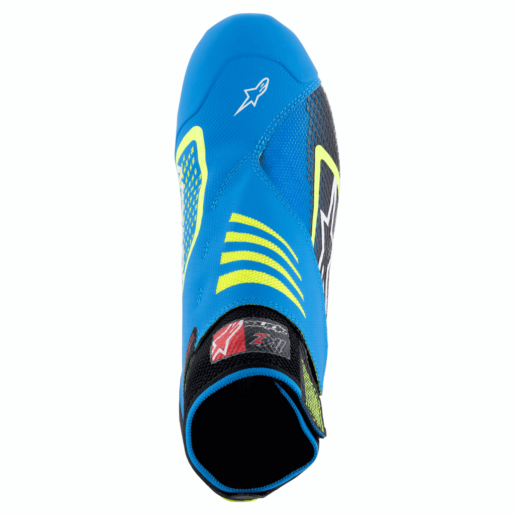 Sapatos Alpinestars Tech-1 KZ V2, sapatos de karting, preto, azul esmalte e amarelo fluo, vista superior mostrando a parte superior em malha sem costuras, logótipo Alpinestars na biqueira e colarinho elástico para um ajuste seguro.