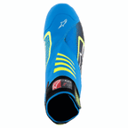 Sapatos Alpinestars Tech-1 KZ V2, sapatos de karting, preto, azul esmalte e amarelo fluo, vista superior mostrando a parte superior em malha sem costuras, logótipo Alpinestars na biqueira e colarinho elástico para um ajuste seguro.