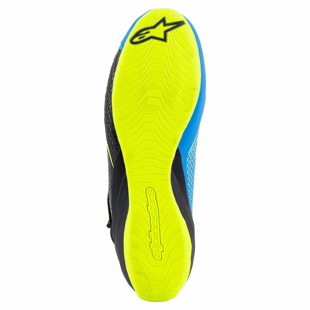 Sapatos de Karting Alpinestars Tech-1 KZ V2, Preto, Azul Enamel e Amarelo Fluo, vista inferior da sola exterior fina de borracha amarelo fluo, padrão de aderência texturizado com logótipos Alpinestars, concebidos para sensibilidade aos pedais
