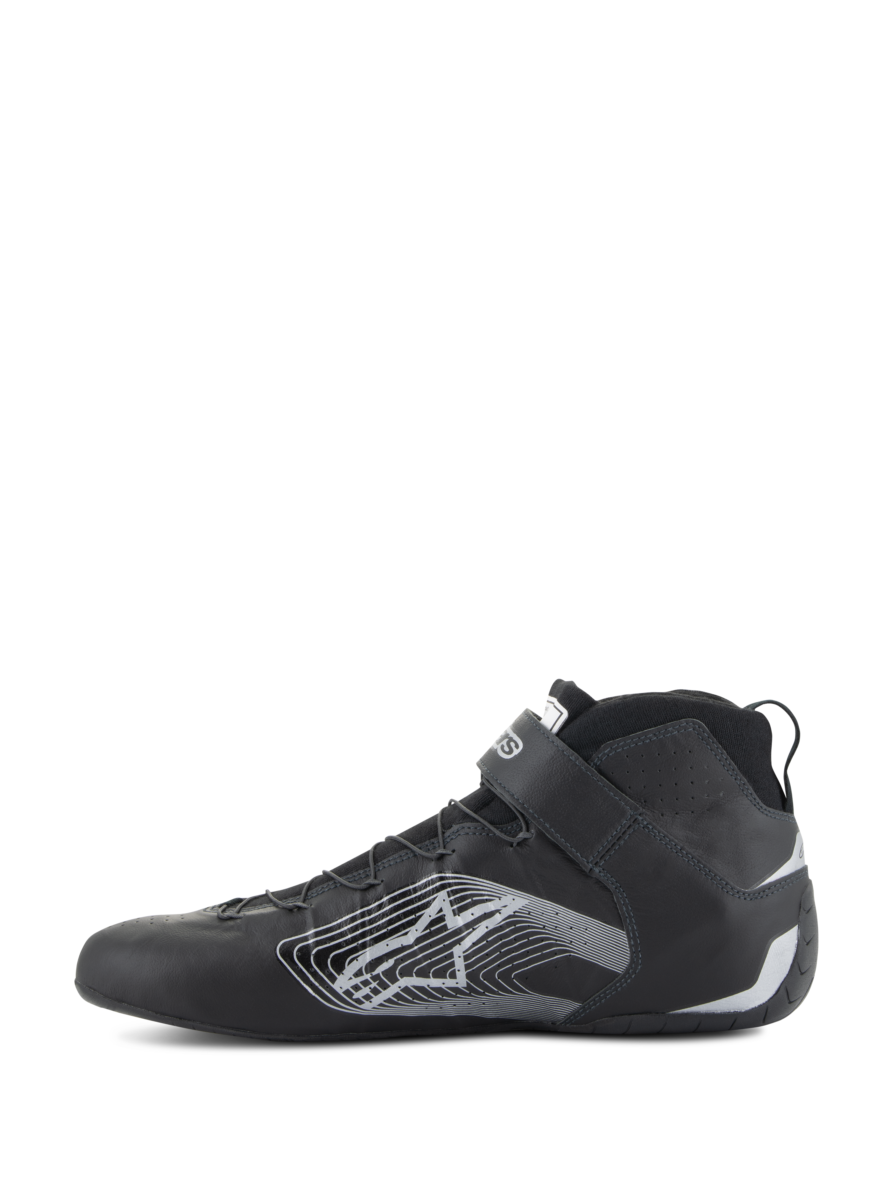 Alpinestars Tech-1 Z V3 Shoes FIA, sapatos de automobilismo, pretos e prateados, vista de perfil lateral, parte superior em couro bovino premium com um grande logótipo de estrela estilizada prateada, tira de velcro no tornozelo e design elegante de cano alto para desempenho profissional em automobilismo.