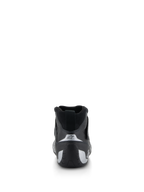 Sapatos Alpinestars Tech-1 Z V3 FIA, sapatos de automobilismo, pretos e prateados, vista traseira mostrando o calcanhar contornado com detalhes prateados e logótipo de estrela, calçado profissional para desportos motorizados