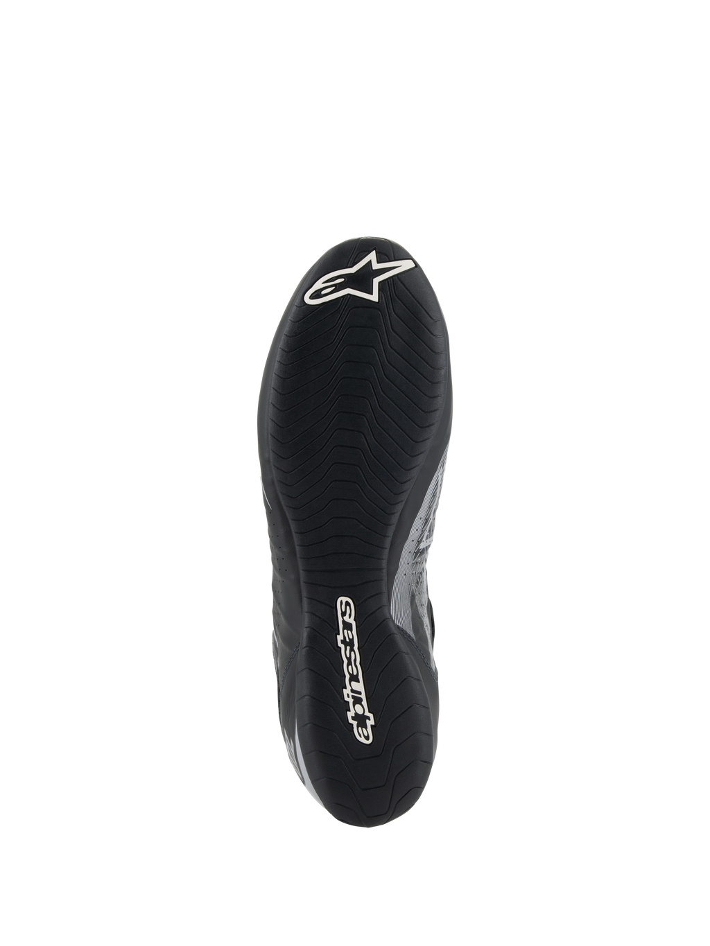 Sapatos Alpinestars Tech-1 Z V3 FIA, vista da sola do sapato de corrida preto e prateado, com sola exterior fina em borracha derivada da F1 e padrão de piso assimétrico, logótipos brancos incluindo o logo Astar e a marca nominativa Alpinestars