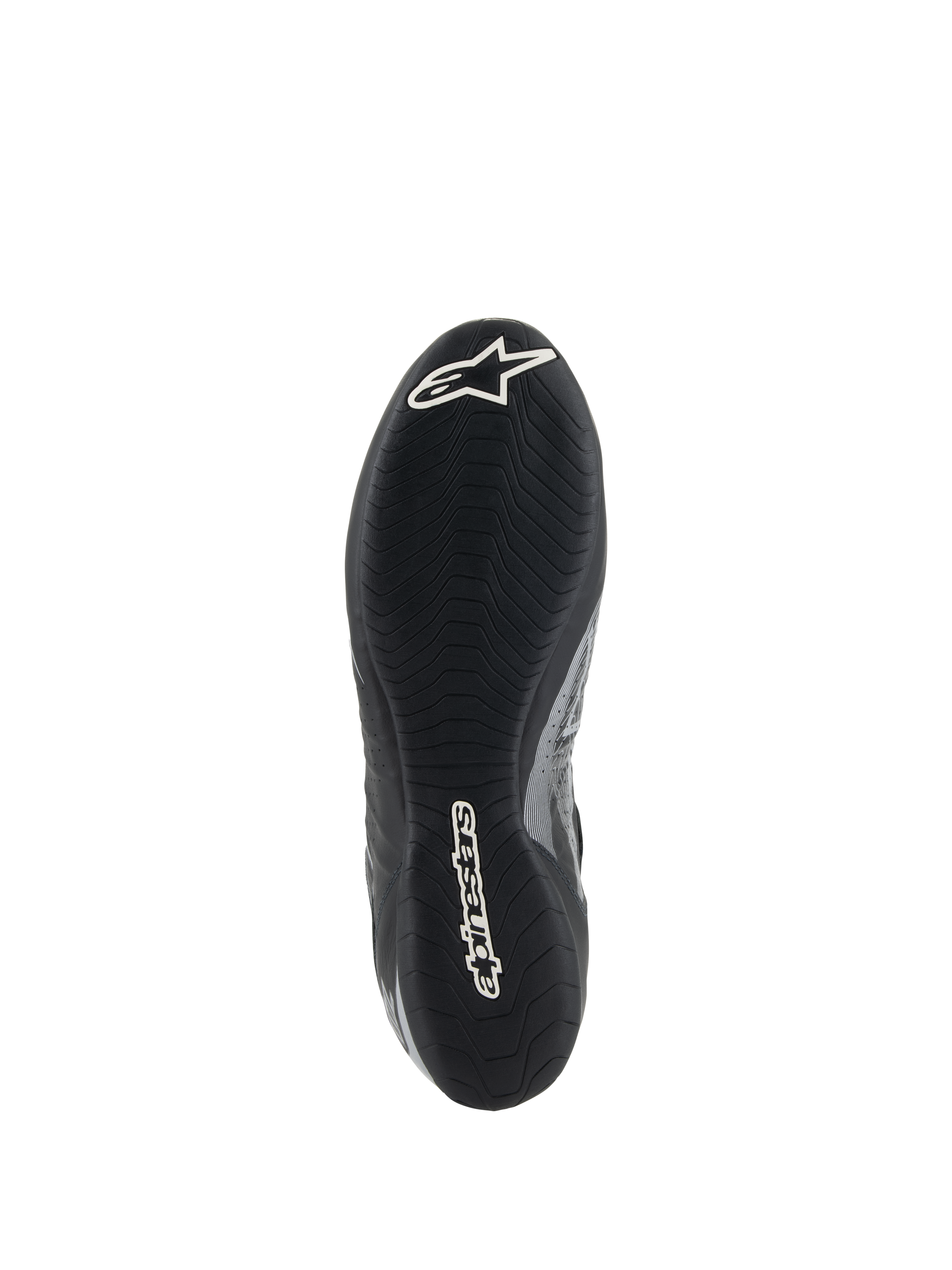 Sapatos Alpinestars Tech-1 Z V3 FIA, vista da sola do sapato de corrida preto e prateado, com sola exterior fina em borracha derivada da F1 e padrão de piso assimétrico, logótipos brancos incluindo o logo Astar e a marca nominativa Alpinestars