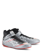 Sapatos Alpinestars Tech-1 Z V3 FIA, sapatos de automobilismo, prata escuro com detalhes em preto e vermelho, parte superior em couro prateado metálico com sistema de atacadores rápidos pretos, tira de tornozelo com marca e pormenores na sola fina vermelha.
