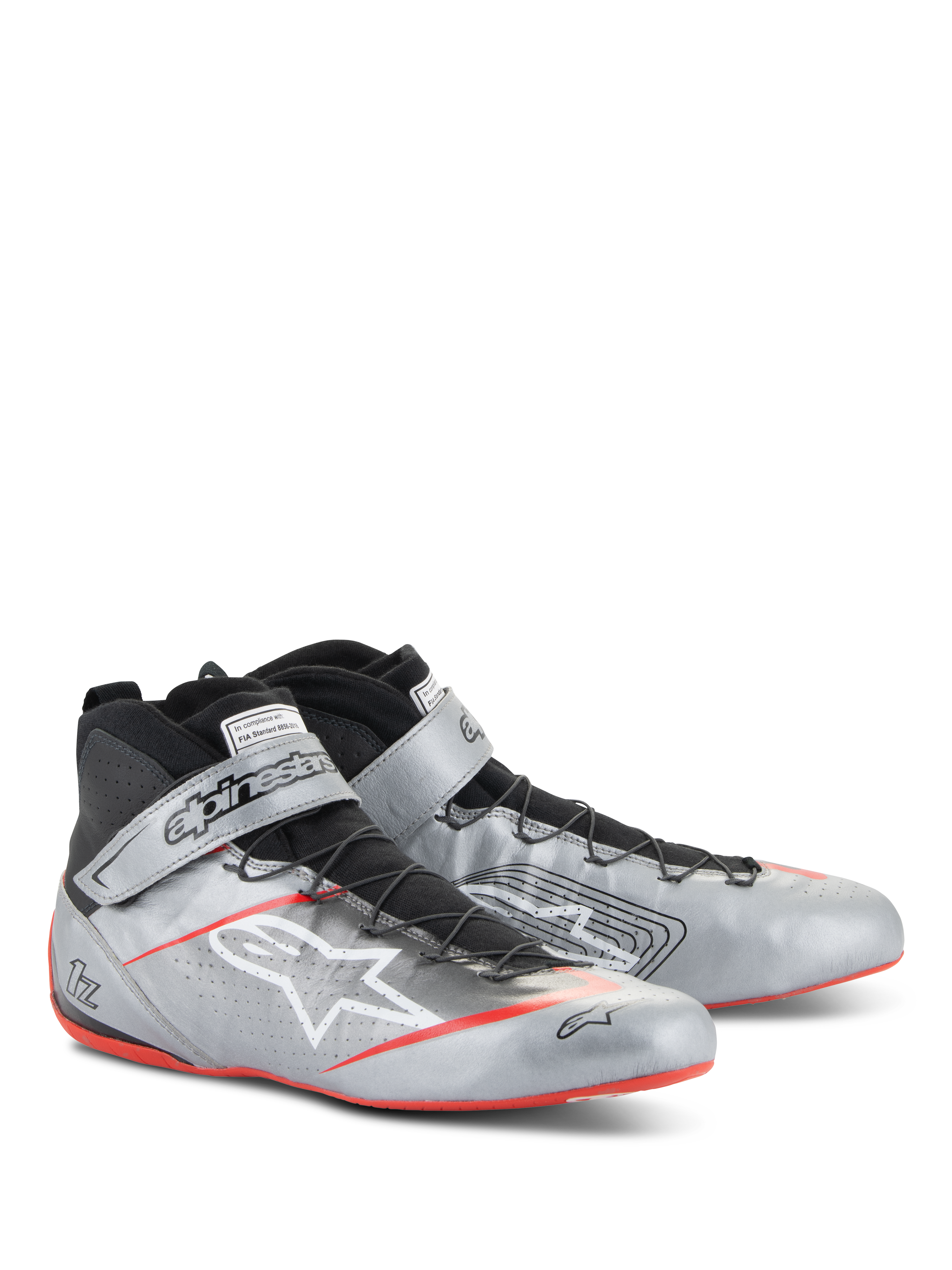 Sapatos Alpinestars Tech-1 Z V3 FIA, sapatos de automobilismo, prata escuro com detalhes em preto e vermelho, parte superior em couro prateado metálico com sistema de atacadores rápidos pretos, tira de tornozelo com marca e pormenores na sola fina vermelha.