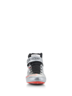 Sapatos Alpinestars Tech-1 Z V3 FIA, sapatos de automobilismo, prateado escuro, preto e vermelho, vista frontal com parte superior em couro prateado metálico, sistema de atacadores rápidos pretos, detalhes vermelhos na biqueira, marca Alpinestars na tira do tornozelo e etiqueta de homologação FIA na língua