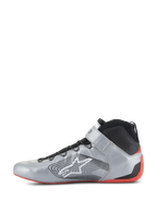 Sapatos Alpinestars Tech-1 Z V3 FIA, sapatos de automobilismo, em prateado escuro, preto e vermelho, perfil lateral de um sapato de condução profissional, parte superior em couro prateado metálico com colarinho em malha preta, apresentando o logótipo Alpinestars em branco e sola fina de borracha vermelha