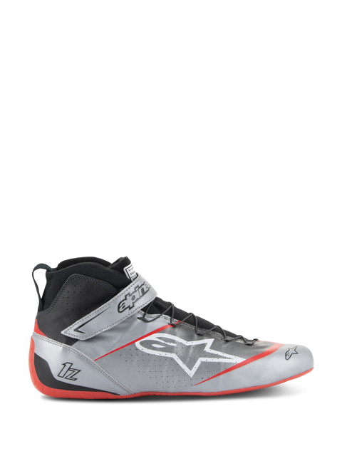 Sapatos de corrida Alpinestars Tech-1 Z V3 FIA, prateado escuro com detalhes em preto e vermelho, design de cano alto com logótipo de estrela branca, sola vermelha, couro perfurado para ventilação e fecho de velcro