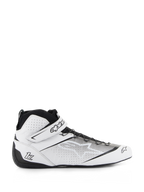Alpinestars Tech-1 Z V3 Shoes FIA, sapatos de competição automóvel, brancos e pretos, design de cano subido com parte superior em couro perfurado, fecho com tira e marca Alpinestars, sola de borracha fina para sensibilidade aos pedais, perfil elegante de desporto motorizado