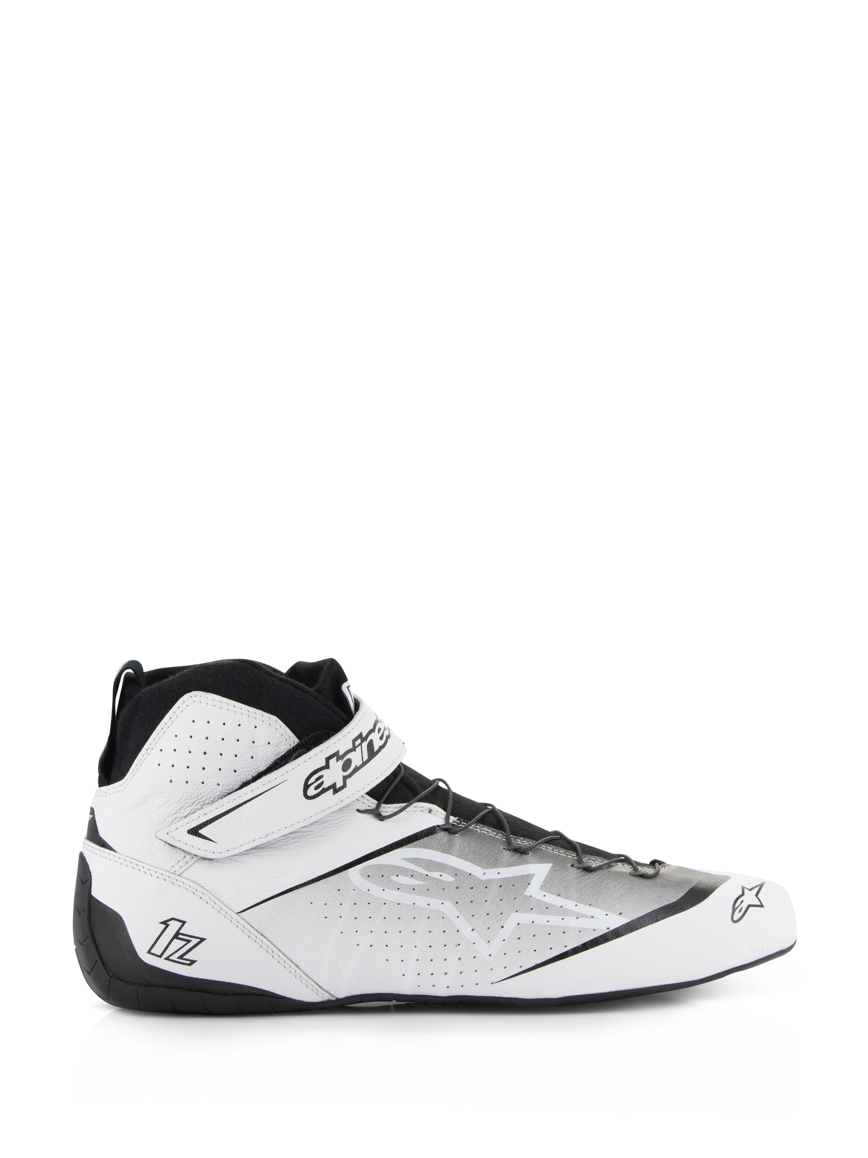 Alpinestars Tech-1 Z V3 Shoes FIA, sapatos de competição automóvel, brancos e pretos, design de cano subido com parte superior em couro perfurado, fecho com tira e marca Alpinestars, sola de borracha fina para sensibilidade aos pedais, perfil elegante de desporto motorizado