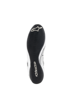 Alpinestars Tech-1 Z V3 Shoes FIA, sapatos de automobilismo, brancos e pretos, vista inferior mostrando a sola fina de borracha derivada da F1 com rasto assimétrico, logótipo Alpinestars branco na ponta e marca no calcanhar