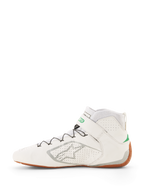 Sapatos Alpinestars Tech-1 Z V3 FIA, sapatos de competição brancos com detalhes em verde e prateado, sola gum, design de cano alto em couro perfurado, sistema de atacadores rápidos com fios de suporte, logótipo Alpinestars prateado na lateral