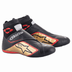 Alpinestars Supermono V2 Shoes FIA, sapatos de automobilismo, pretos, dourados e vermelhos, construção em couro ultraleve, com logótipo de estrela dourada e contornos vermelhos, colarinho elástico tipo meia e fecho de tira aderente