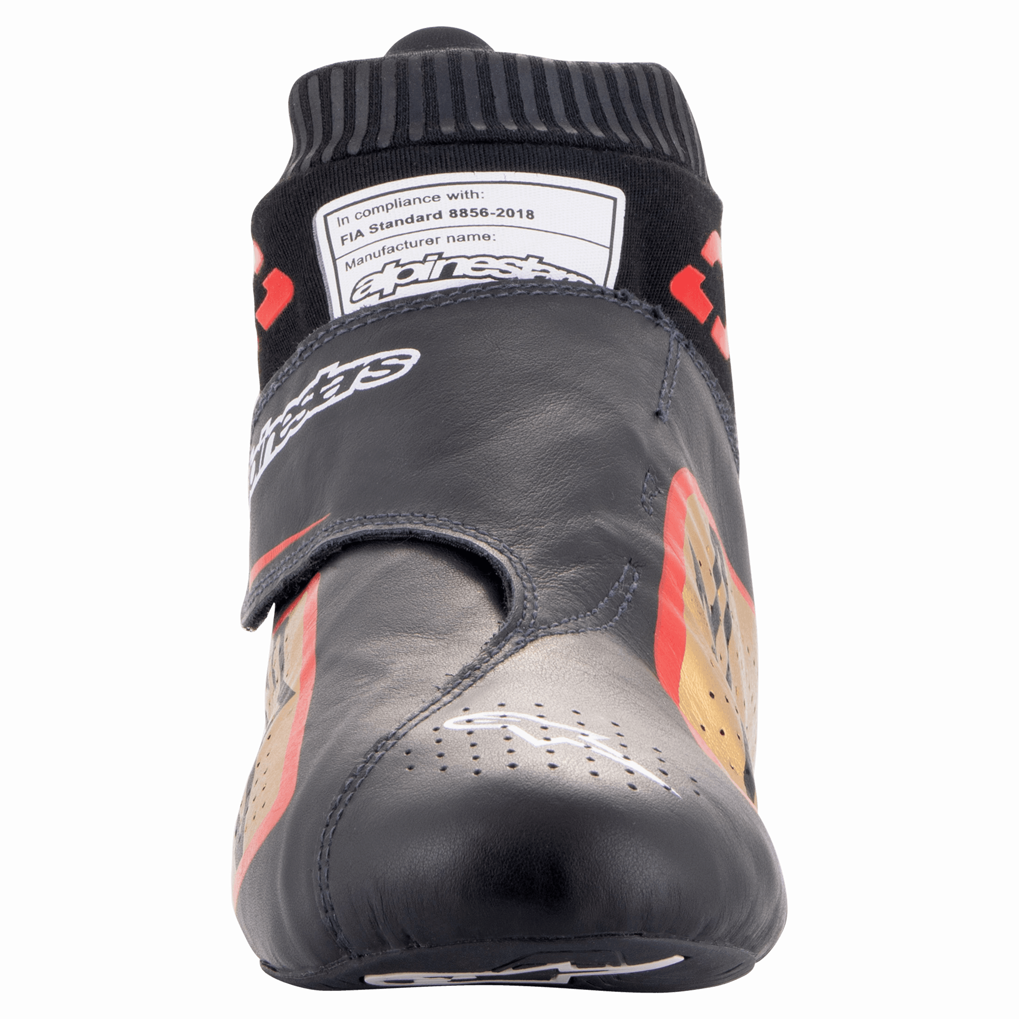 Sapatos Alpinestars Supermono V2 FIA, sapatos de automobilismo, preto, dourado e vermelho, vista frontal mostrando a parte superior em couro de peça única, biqueira perfurada e colarinho estilo meia ignífugo com etiqueta de homologação FIA 8856-2018