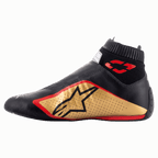 Sapatos Alpinestars Supermono V2 FIA, sapatos de automobilismo, preto, dourado e vermelho, vista lateral de perfil com uma construção elegante em couro de peça única, painel lateral dourado com logótipo de estrela preto, detalhes em vermelho e colarinho elástico canelado.