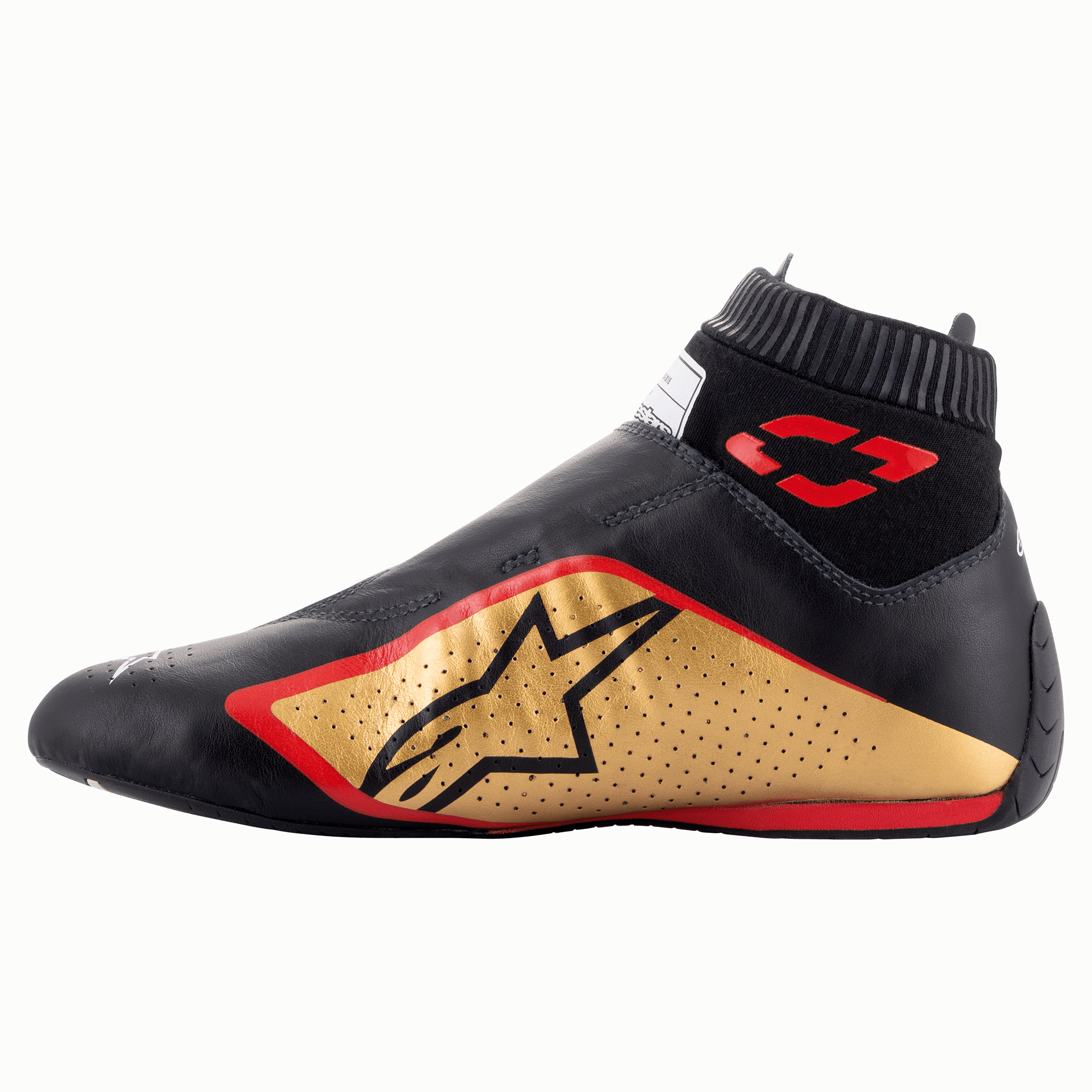 Sapatos Alpinestars Supermono V2 FIA, sapatos de automobilismo, preto, dourado e vermelho, vista lateral de perfil com uma construção elegante em couro de peça única, painel lateral dourado com logótipo de estrela preto, detalhes em vermelho e colarinho elástico canelado.