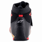 Sapatos Alpinestars Supermono V2 FIA, vista traseira do calcanhar do sapato de corrida, pretos com logótipo de estrela branco e detalhes vermelhos, com colarinho canelado à prova de fogo e construção em pele aerodinâmica