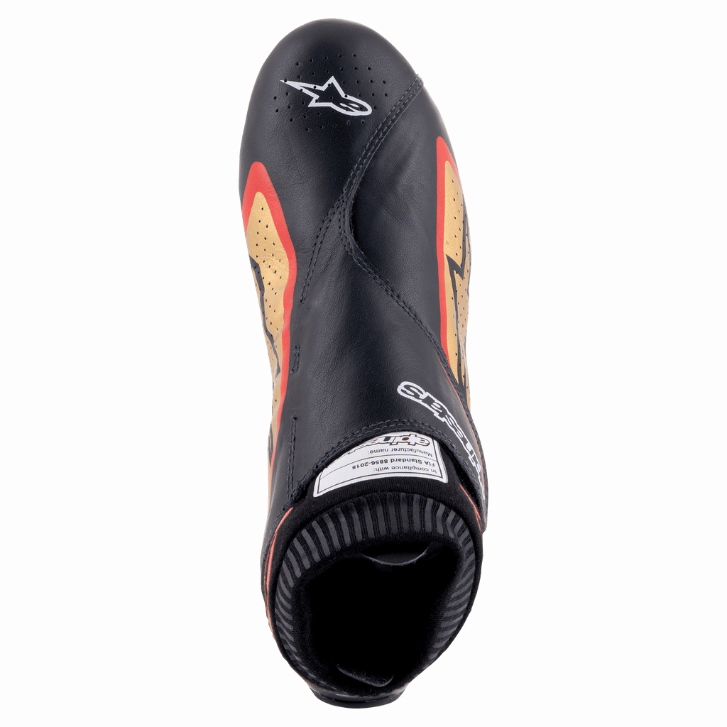 Alpinestars Supermono V2 Shoes FIA, Pretos, Dourados e Vermelhos, vista superior de sapato de corrida ultraleve, pele preta premium com detalhes laterais em dourado e vermelho, zonas perfuradas para ventilação e logótipo Alpinestars na biqueira
