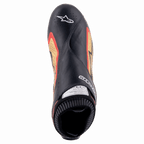 Alpinestars Supermono V2 Shoes FIA, Pretos, Dourados e Vermelhos, vista superior de sapato de corrida ultraleve, pele preta premium com detalhes laterais em dourado e vermelho, zonas perfuradas para ventilação e logótipo Alpinestars na biqueira