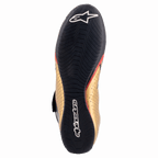 Sapatos Alpinestars Supermono V2 FIA, sapatos de corrida, pretos, dourados e vermelhos, vista inferior mostrando a sola fina em composto de borracha com textura aderente, logótipo e marca Alpinestars em branco, parte superior em pele dourada com pormenores vermelhos