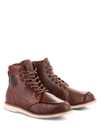 Sapatos Alpinestars Oscar Monty V2, botas de motociclismo em pele castanha, design moc toe de inspiração clássica com sola em cunha off-white, construção em pele bovina durável para condução urbana e em estrada
