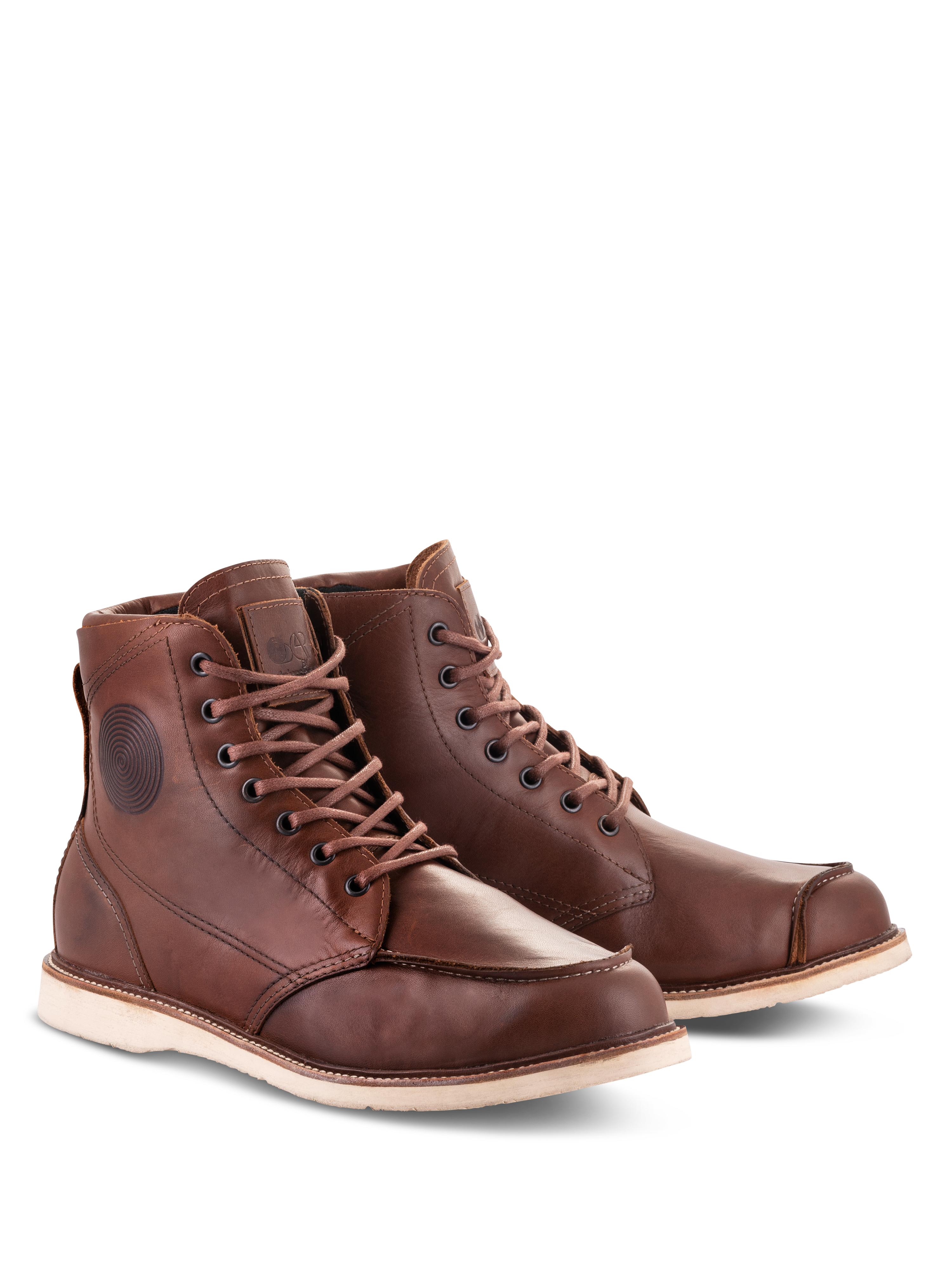Sapatos Alpinestars Oscar Monty V2, botas de motociclismo em pele castanha, design moc toe de inspiração clássica com sola em cunha off-white, construção em pele bovina durável para condução urbana e em estrada
