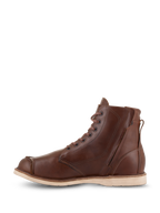 Sapatos Alpinestars Oscar Monty V2, sapatos de motociclismo em couro castanho, vista lateral interna com fecho de correr e atacadores, design moc toe com sola em cunha de cor clara, calçado de proteção de inspiração clássica