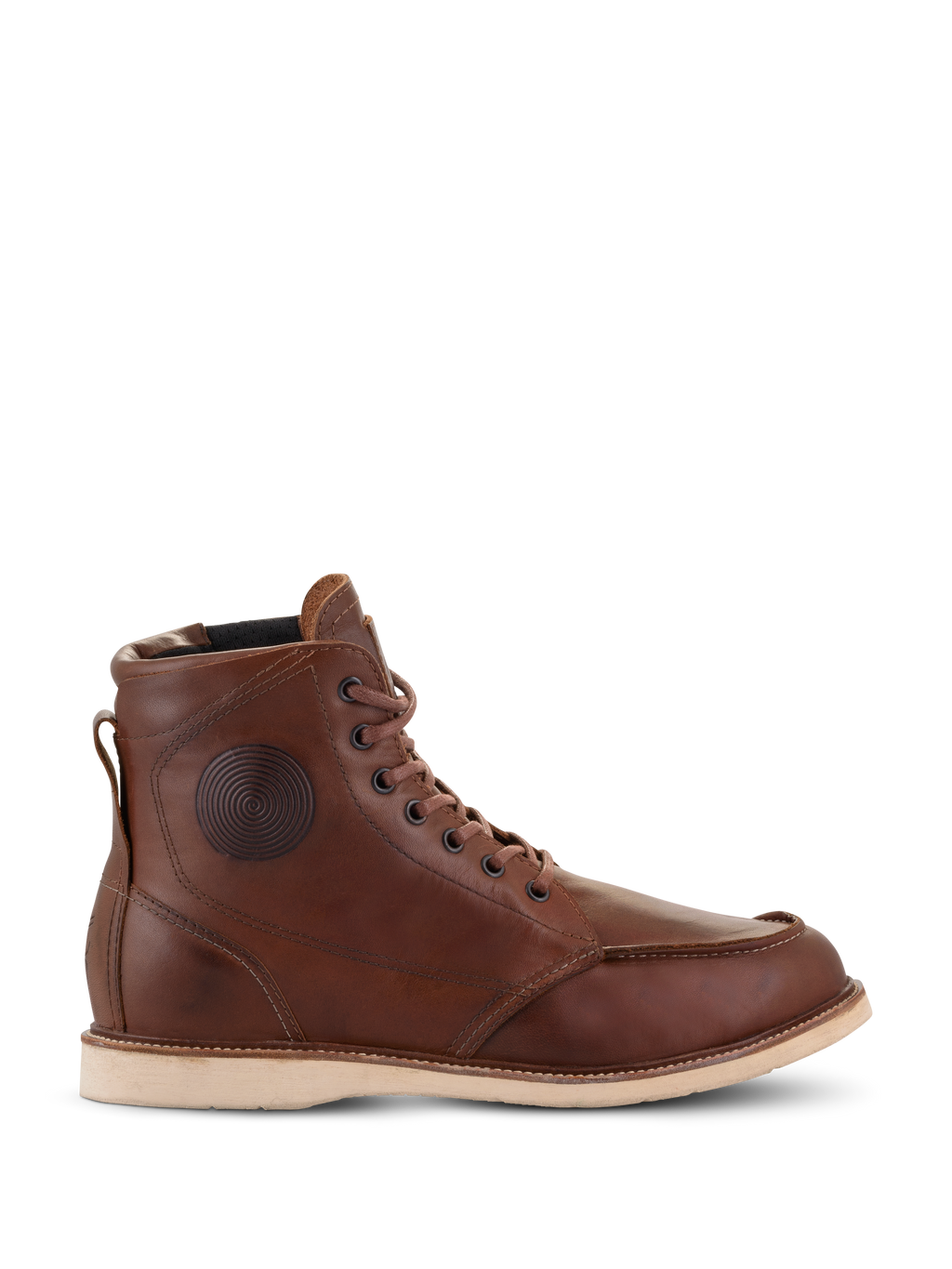 Sapatos Alpinestars Oscar Monty V2, botas de motociclismo em couro castanho, sola em cunha branca, biqueira moc toe, detalhe circular em relevo no tornozelo, calçado urbano de estilo heritage