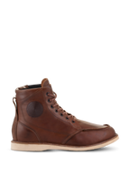 Sapatos Alpinestars Oscar Monty V2, botas de motociclismo em couro castanho, sola em cunha branca, biqueira moc toe, detalhe circular em relevo no tornozelo, calçado urbano de estilo heritage