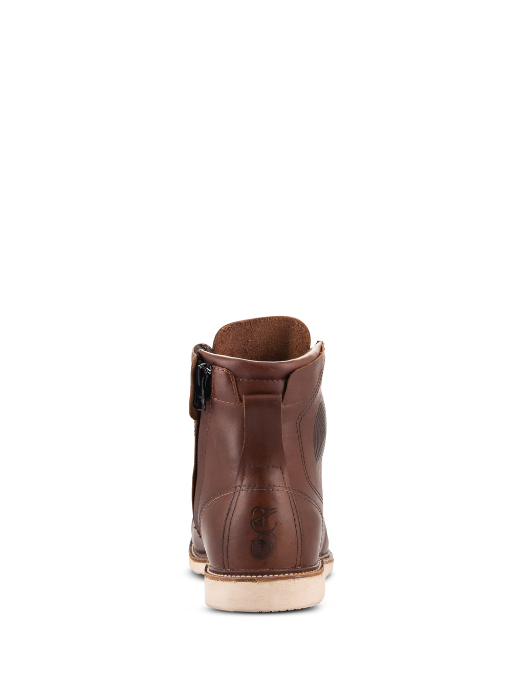 Sapatos Alpinestars Oscar Monty V2, sapato de motociclismo em couro castanho, vista traseira com sola em cunha branca e fecho lateral medial, logótipo Oscar em relevo no calcanhar, design de calçado urbano inspirado na herança