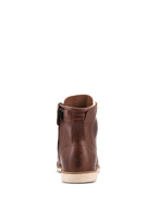 Sapatos Alpinestars Oscar Monty V2, sapato de motociclismo em couro castanho, vista traseira com sola em cunha branca e fecho lateral medial, logótipo Oscar em relevo no calcanhar, design de calçado urbano inspirado na herança