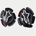 Alpinestars GP Pro Knee Sliders, pretos, com logótipo da estrela Alpinestars em branco, texto 'one goal. one vision.' nas extremidades, risca de destaque vermelha nas abas texturizadas, composto de polímero com formato anatómico para equipamento de motociclismo de competição
