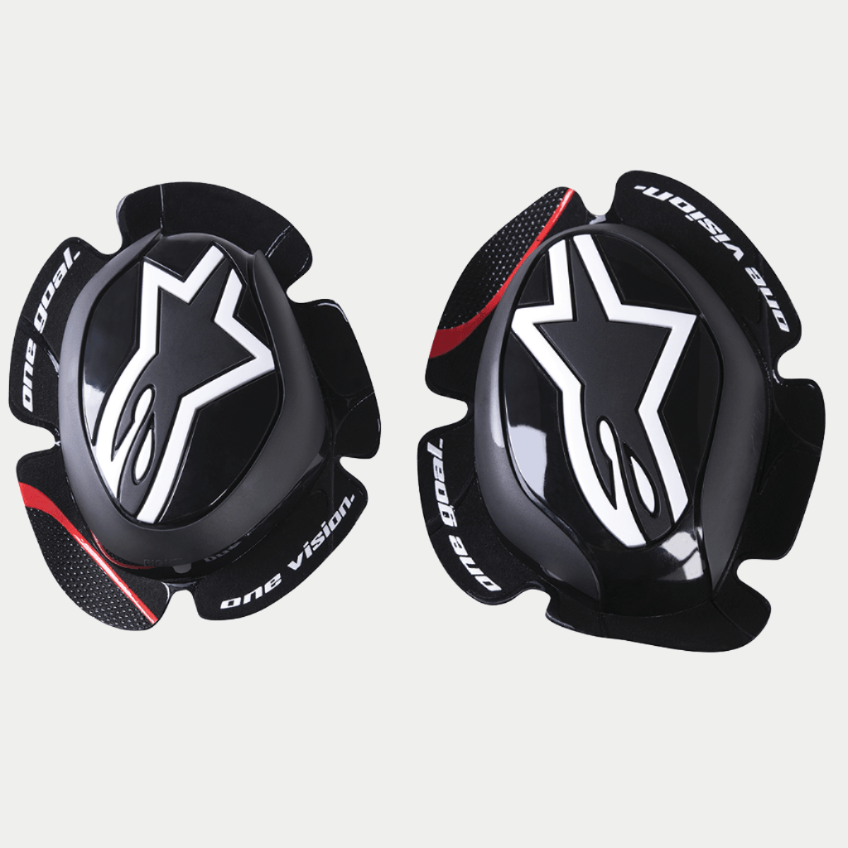 Alpinestars GP Pro Knee Sliders, pretos, com logótipo da estrela Alpinestars em branco, texto 'one goal. one vision.' nas extremidades, risca de destaque vermelha nas abas texturizadas, composto de polímero com formato anatómico para equipamento de motociclismo de competição