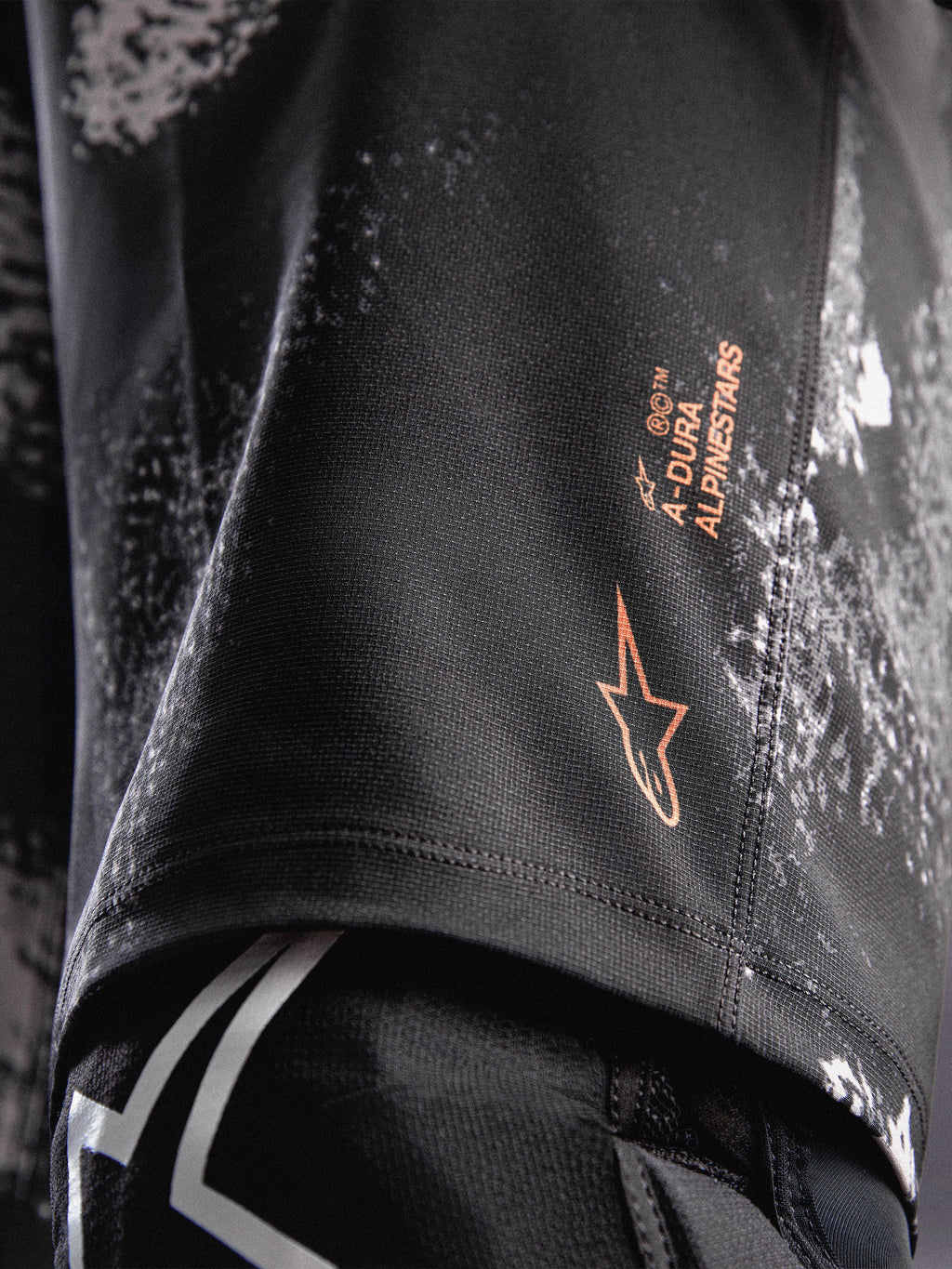 Alpinestars A-Dura Ride Calções em Black Camo, com logótipo laranja e tecido elástico resistente para MTB