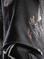 Alpinestars A-Dura Ride Calções em Black Camo, com logótipo laranja e tecido elástico resistente para MTB