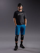 Jersey Alpinestars A-Dura Ride SS e calções azuis, conjunto completo de BTT com proteções e capacete.