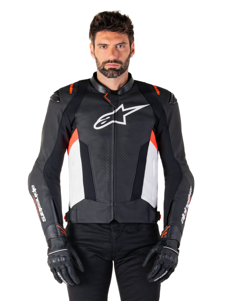 Casaco de Couro Alpinestars Missile V3, Preto, Branco e Vermelho Fluo, casaco de desporto de corrida premium em couro bovino, com logótipo branco no peito e marca Alpinestars nas mangas, usado com luvas e calças de motociclismo pretas