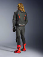 Casaco de Pele Alpinestars GP Force V2, Black Red Fluo, vista traseira usado por um piloto com calças de pele pretas a combinar, botas de corrida vermelhas e luvas pretas, com pormenores em vermelho vibrante e a marca Alpinestars nas costas, equipamento de motociclismo de corte desportivo