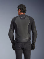 Casaco de Pele Alpinestars GP Force V2, Preto, vista traseira de um homem a usar o casaco com luvas pretas e calças de ganga, com grandes painéis de proteção em pele nas costas, logótipo Alpinestars na parte superior das costas e marca gravada em relevo na cintura, equipamento de motociclismo de inspiração desportiva