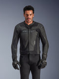 Casaco de Pele Alpinestars GP Force V2, preto e cinzento escuro, casaco de motociclismo, homem com um design de pele elegante e ajustado com fecho frontal, combinado com luvas pretas texturadas, equipamento de proteção moderno, construção em pele premium