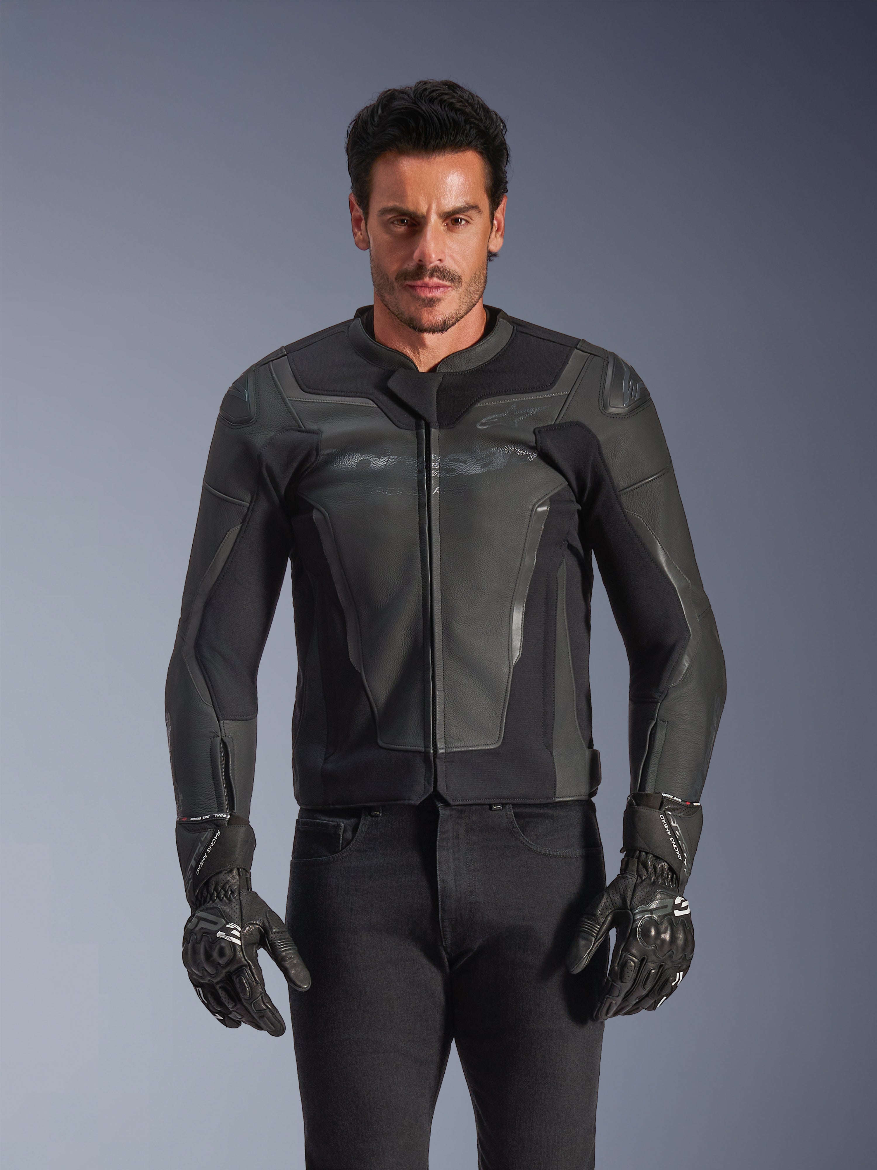 Casaco de Pele Alpinestars GP Force V2, preto e cinzento escuro, casaco de motociclismo, homem com um design de pele elegante e ajustado com fecho frontal, combinado com luvas pretas texturadas, equipamento de proteção moderno, construção em pele premium