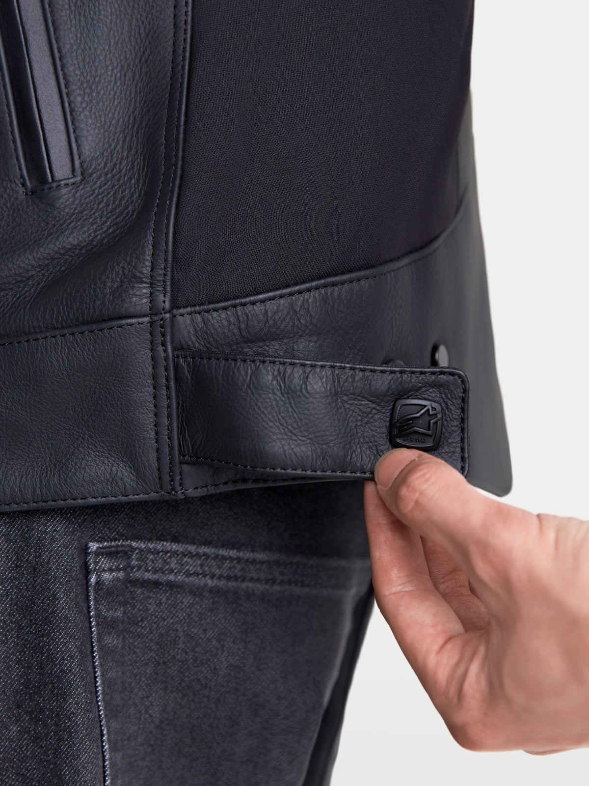 Alpinestars Maver X casaco de couro para homem, casaco de moto urbano em couro preto, vista em pormenor da presilha de aperto ajustável com mola na cintura