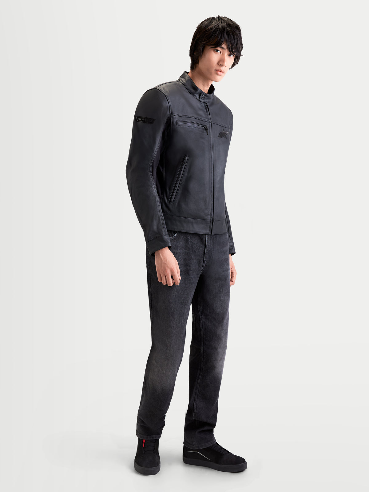 Alpinestars Maver X, blusão de moto em couro para homem, preto, vista de perfil lateral num modelo a mostrar construção em couro bovino premium e gola de motociclista