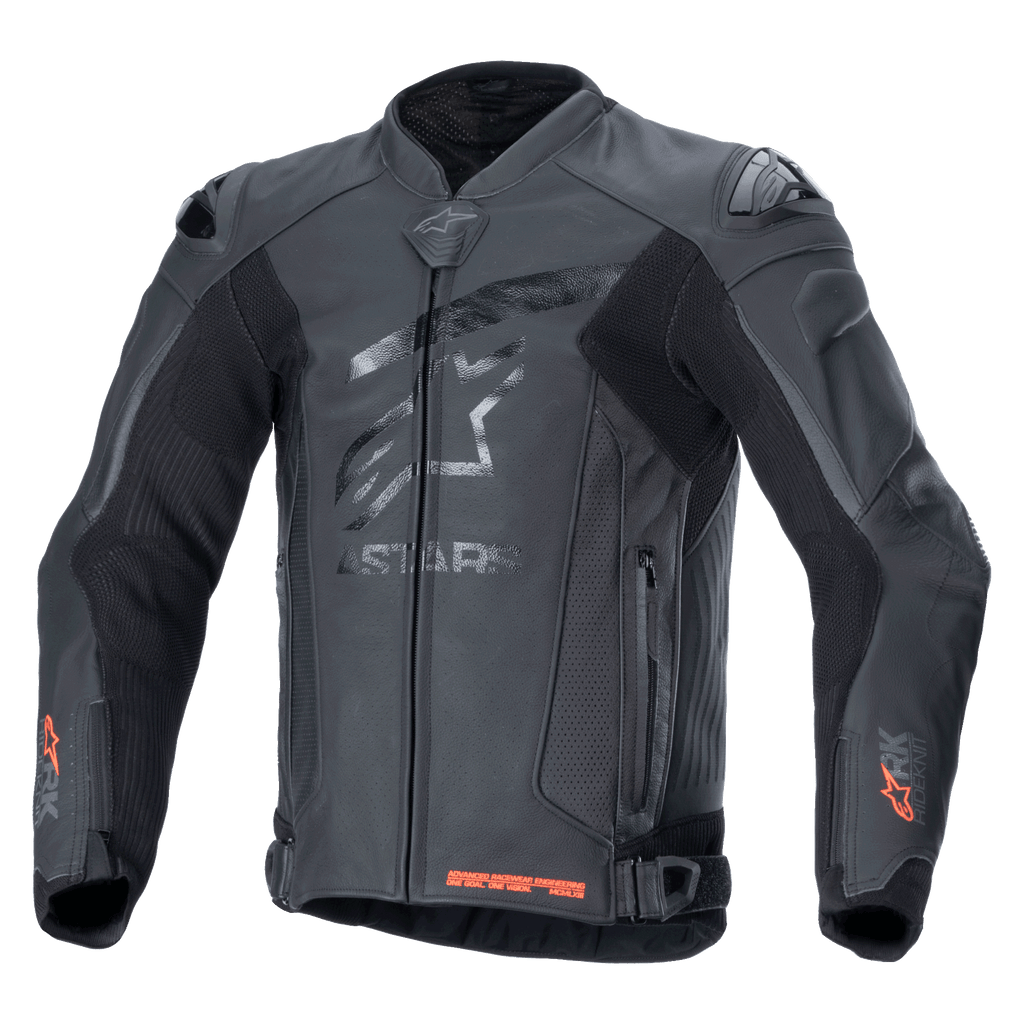 Alpinestars GP Plus R V4 Rideknit Leather Jacket, casaco de pele para motociclismo profissional, preto, logótipo de estrela tonal no peito, detalhes Rideknit vermelhos nos punhos e na bainha inferior, painéis de ventilação perfurados, sliders de ombro DFS, construção em pele premium com tecnologia RIDEKNIT integrada