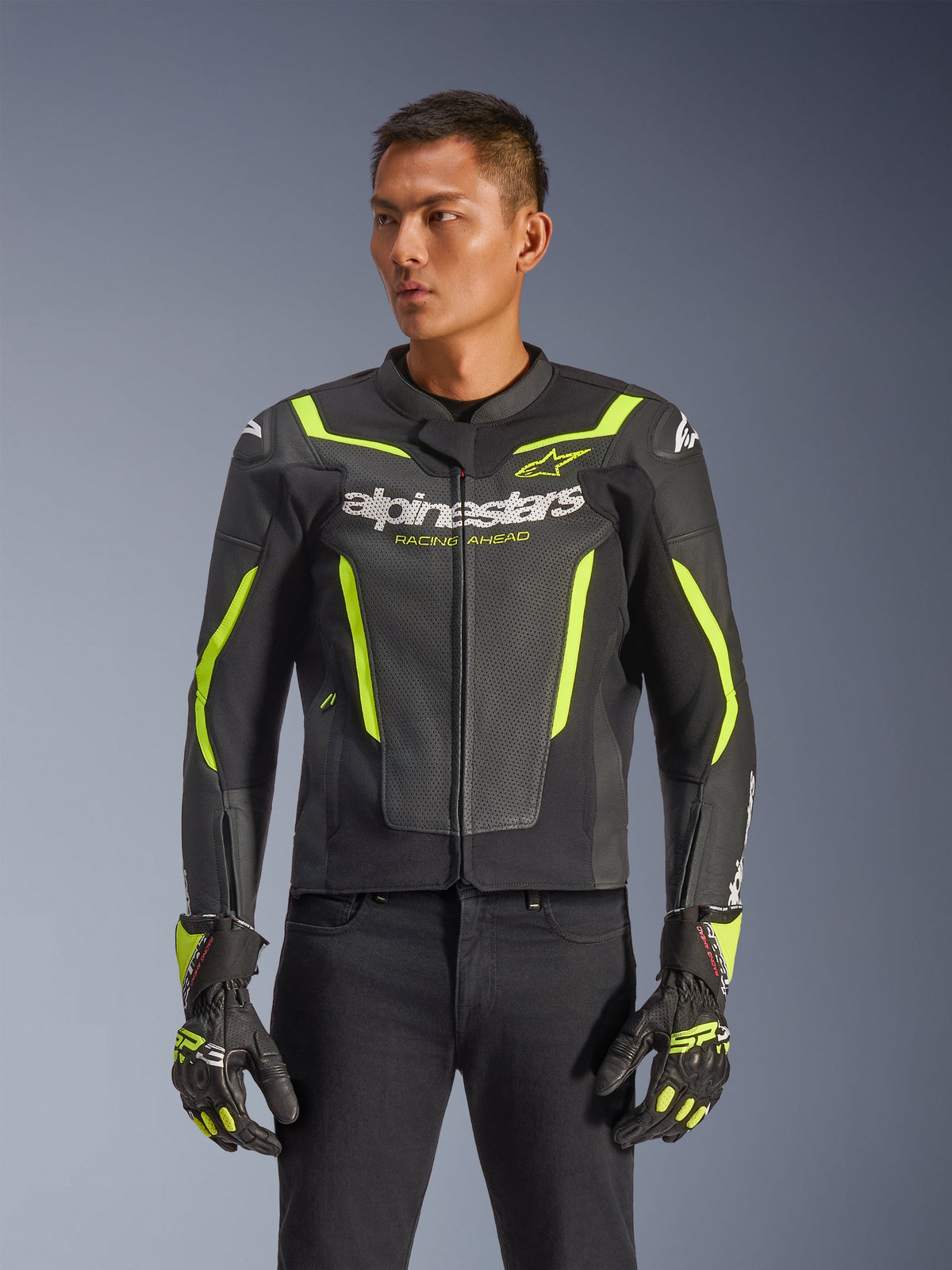 Alpinestars Casaco de Pele GP Force V2 Air, preto e amarelo néon, casaco de motociclismo em pele perfurada com armadura de proteção e detalhes néon, usado com luvas de corrida coordenadas e calças pretas, corte desportivo atlético com logótipos em destaque