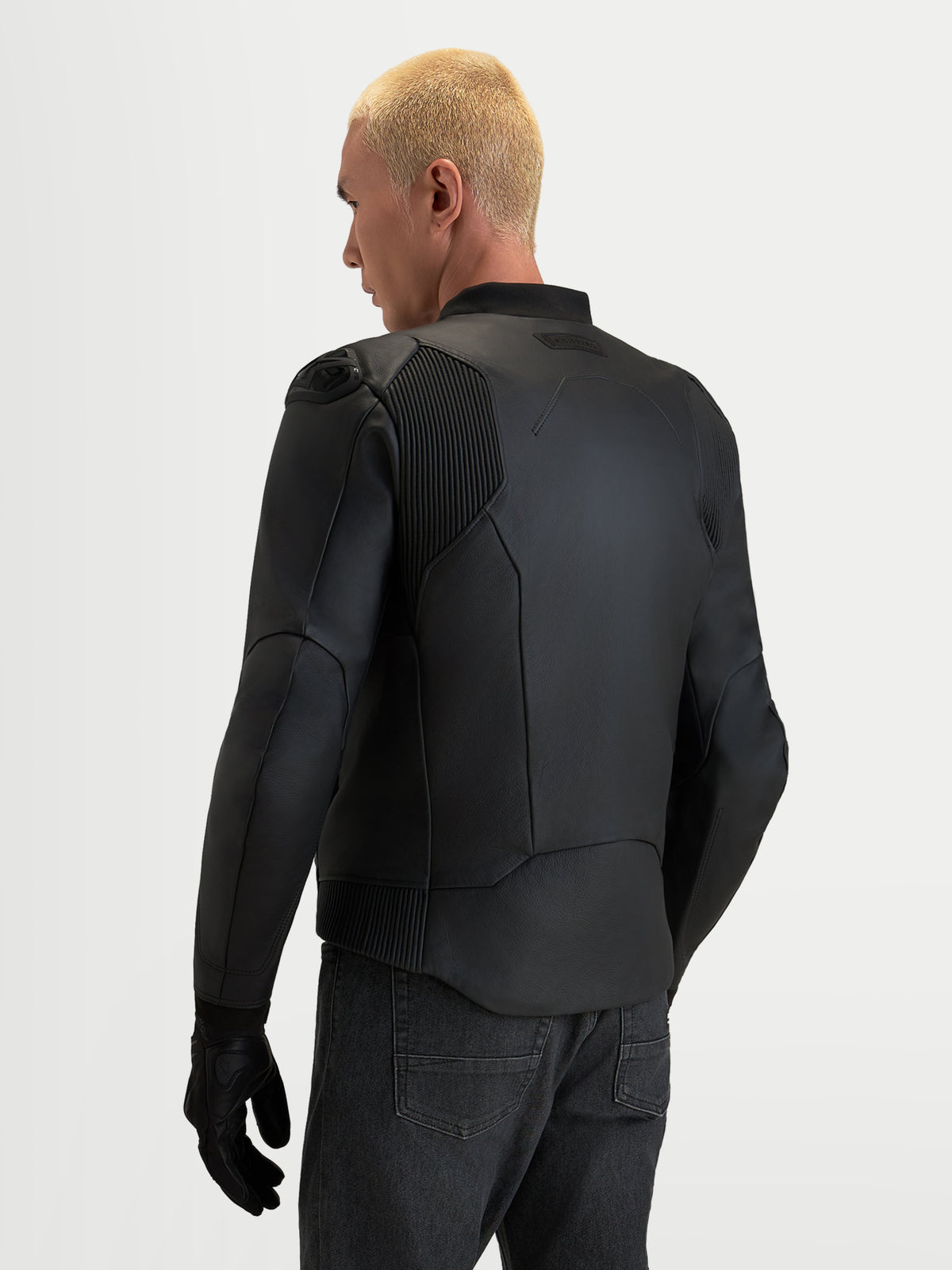 Alpinestars Caliber V 2, casaco de moto em couro para homem, preto, vista traseira num modelo, painéis de mobilidade em acordeão e proteção de ombros DFS