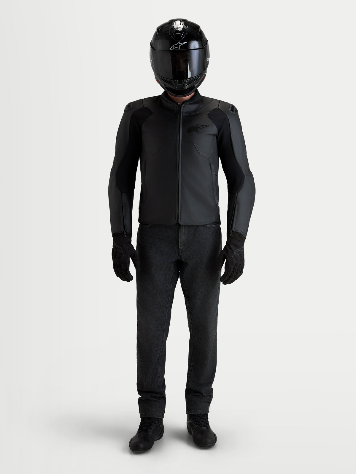 Alpinestars Caliber V2 casaco de moto em couro, blusão de motociclismo para homem, preto, com ombros DFS de perfil baixo e corte desportivo, vestido num motociclista