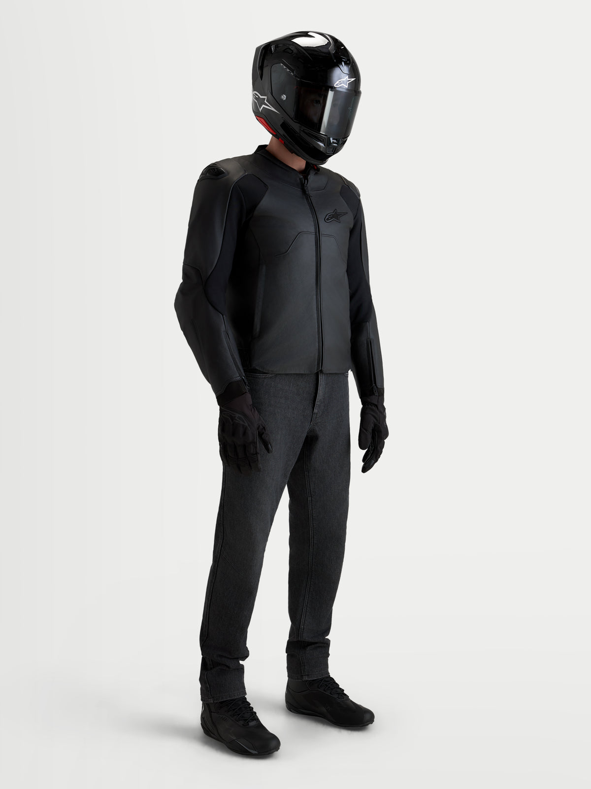 Casaco de couro Alpinestars Caliber V 2, casaco de moto para homem preto, modelo com capacete, calças e botas pretas a condizer, proteção com certificação AA e corte desportivo aerodinâmico para estrada